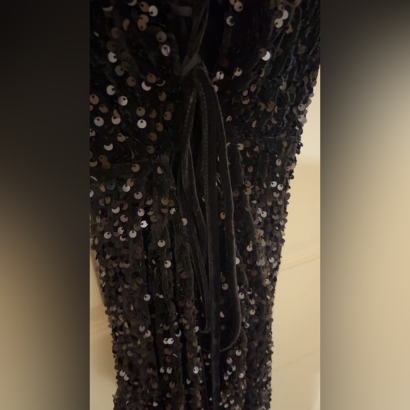 Black sequins dress with slit - Picture 2 of 4
